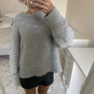 Skinnshorts - Säljer dessa svarta skinnshorts. Har du någon fråga är det bara att höra av dig🫶🏻