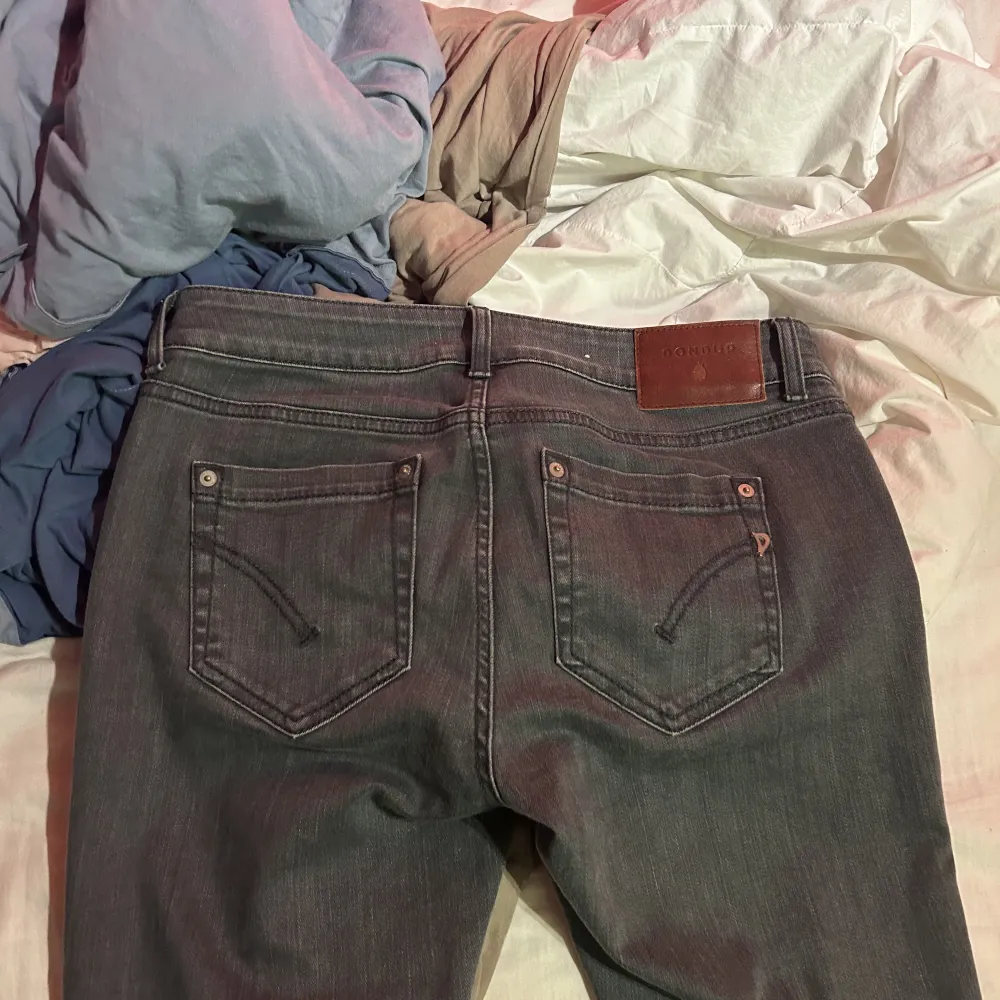 Sjukt snygga gråa dondup jeans| Jätte bra tvätt och sjukt bekväma| Nypris runt 3k| Storlek 31| Extremt bra skick|. Jeans & Byxor.