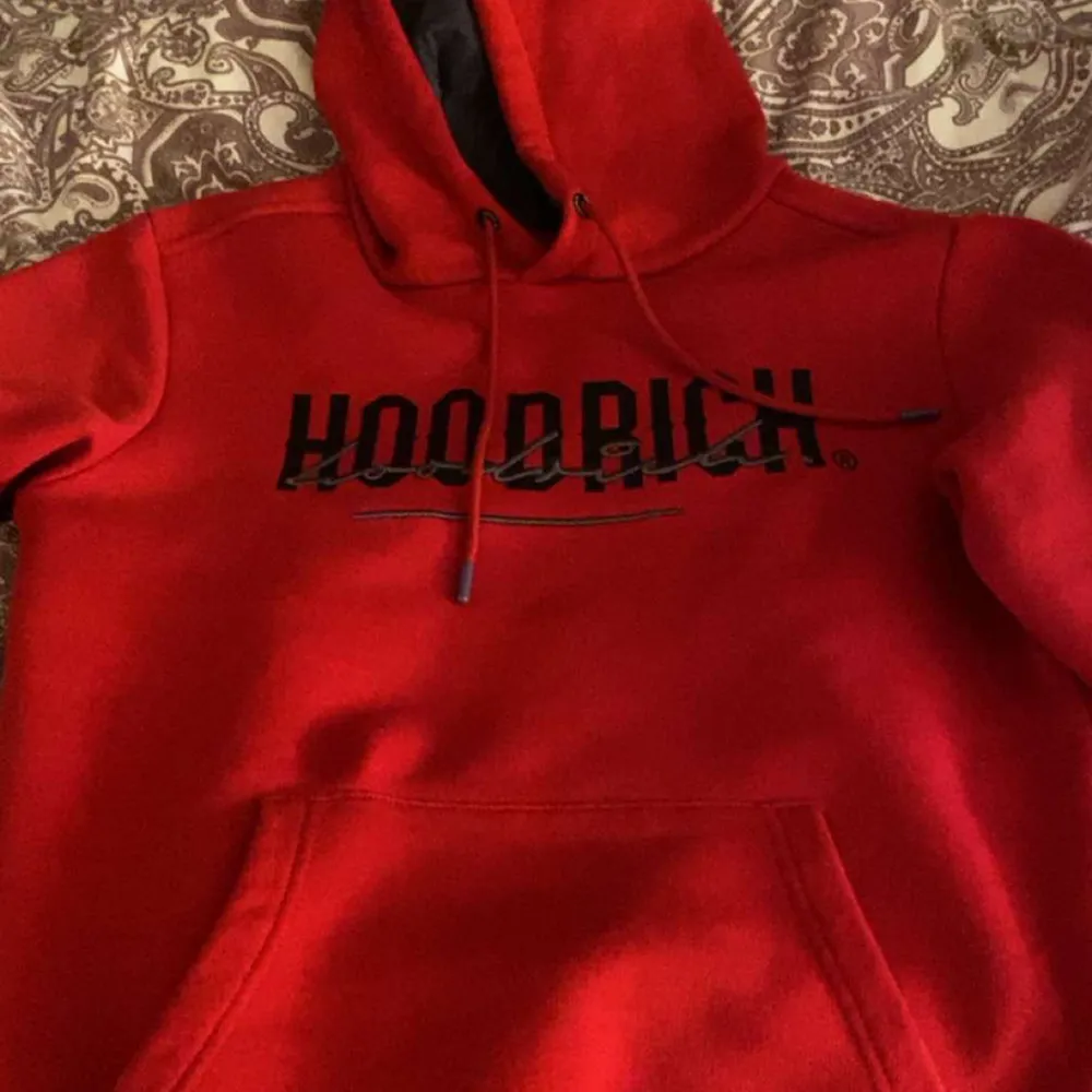 säljer denna fina röda hoodie pga för stor, knappt använd vänligt bra skick, köpt i butik på jd sports säljes nu på plick . Hoodies.