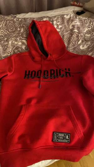 säljer denna fina röda hoodie pga för stor, knappt använd vänligt bra skick, köpt i butik på jd sports säljes nu på plick 