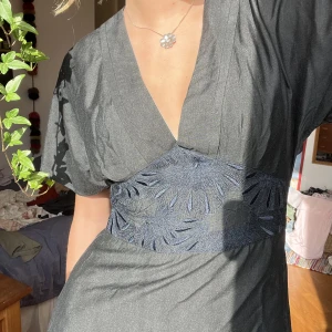 Filippa K blus - Så himla fin med blå broderier, knyte i bak också!