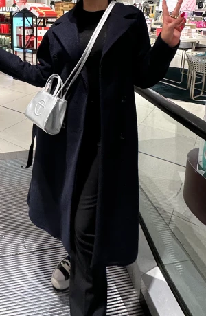 Kappa  - Svart/marinblå kappa. Tjock i materialet och väldigt skön att ha på sig. Använd några gånger annars lika fräsch och din som en ny köpt. Anledningen till att jag säljer den är för att jag vill köpa en annan jacka. Köpte den för 800kr och säljer för 500kr. 