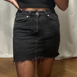 Kort jeanskjol  - Superfin kjol som tyvärr blivit för liten. Öppen för prisförslag! 