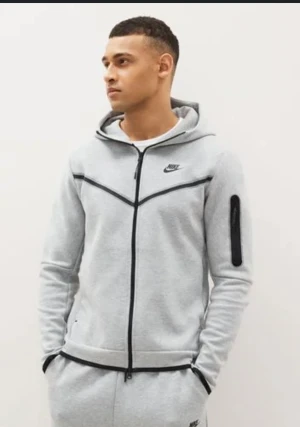 Nike tech fleech - Säljer min Nike tech då de inte är min stil längre. Den är använd nån enstaka gång men frf i väldigt bra skick. Skriv till mig för mer bilder eller info:) nypris är 1350kr
