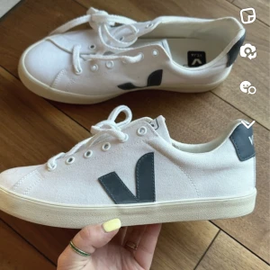 Veja skor - Intressekoll på mina veja skor som imprinsip är helt nya! Syns lite att de är använda längst fram men inget man tänker på!❤️ den vänstra är 40 och högra 41 men man känner ingen tydlig skillnad på storlekarna, kolla gärna in mina andra annonser!!❤️