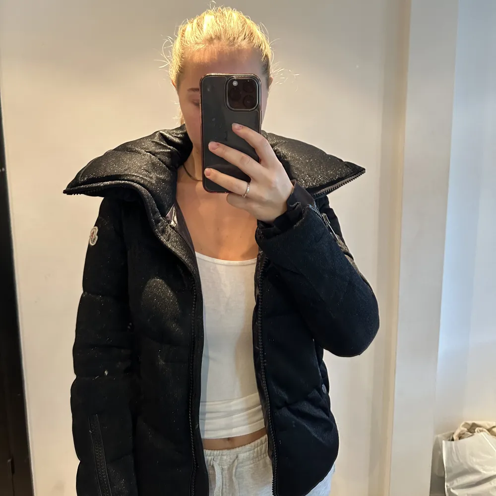 Säljer min jätte fina glittriga moncler jacka. Älskar denna men säljer pga att jag har två exaktlikadana i olika storlekar . Jätte bra skick, använd fåtal gånger. Nypris ca 13000. Takit.