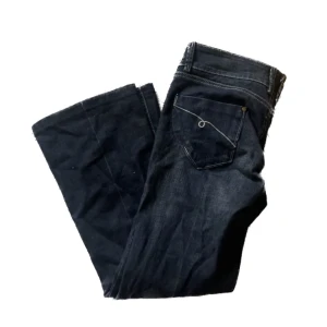 Low waist jeans - Söta lågmidjade jeans med broderad ficka 