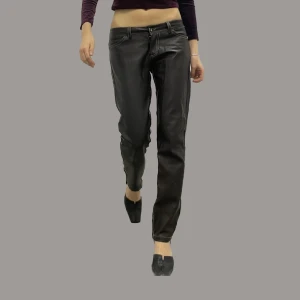  lågmidjade läderbyxor med dragkedja - höftmått 39cm innerbenslängd 78 inte riktigt läder, har bra stretch