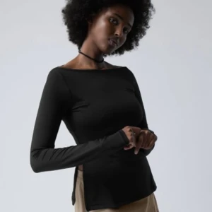 Side slit top från weekeay - Beige side slit top från weekday. Använd och tvättad 1 gång.