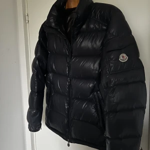 Moncler Maya (STEAL)  - Tjena, säljer nu min sjukt eftertraktade Moncler jacka. Luvan saknas dock och den har ett låtet hål inuti men ingenting som syns vid användning. Skick 9/10. Kvitto och äkthetsbevis finns. Nypris 15500k! Hör av dig vid minsta lilla funderingar ☺️