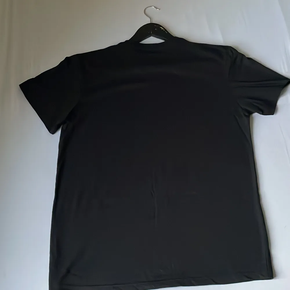 Snygg, ironisk svart t shirt. Mycket hög kvalitet plus att. Den är Sprillans ny…😮‍💨🥶🥵. T-shirts.
