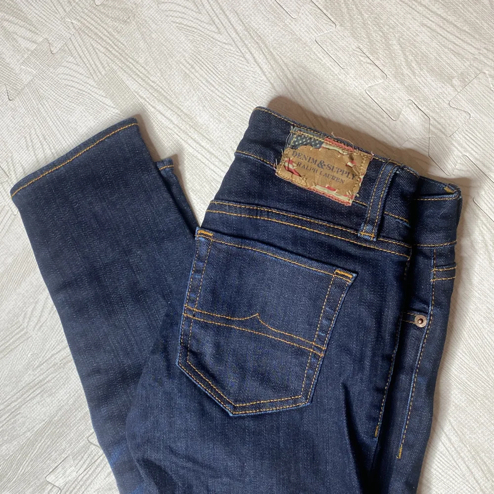 Mörkblå crop skinny jeans som är lite kortare i benen med låg midja. Storlek 25 Ralph Lauren Denim & Supply . Jeans & Byxor.