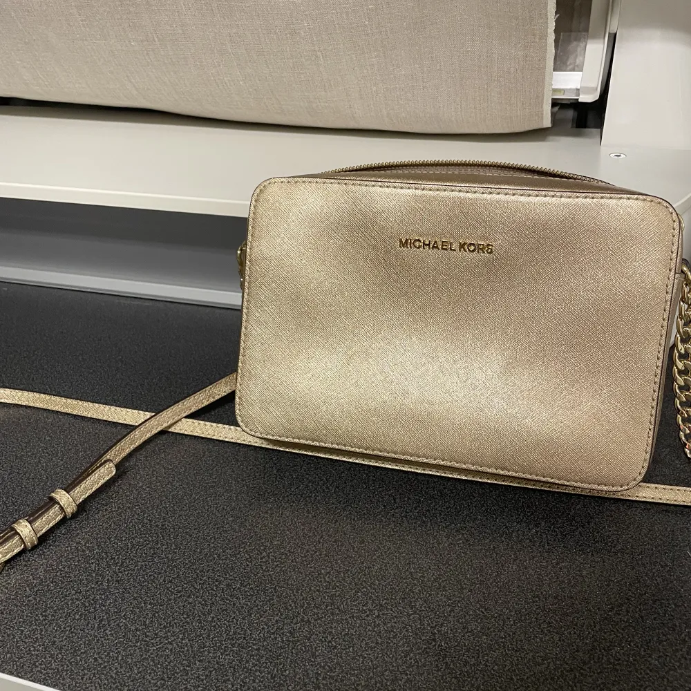 En äkta michael kors väska köpt för ordinarie pris i butik i endast använd en gång och är i nyskick, säljes då den inte kommer till användning. Väskor.