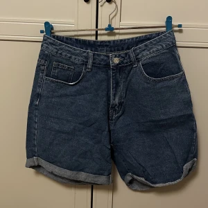 Midwaist shorts - Passar dig som har M. Använd några gånger, men i god skick. Sitter tajt om låren ifall du har lite större lår.