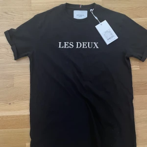 Les deux t-shirt NY - En svart les deux t-shirt. Är helt ny och prislappen sitter kvar. Köpt för 550 kr