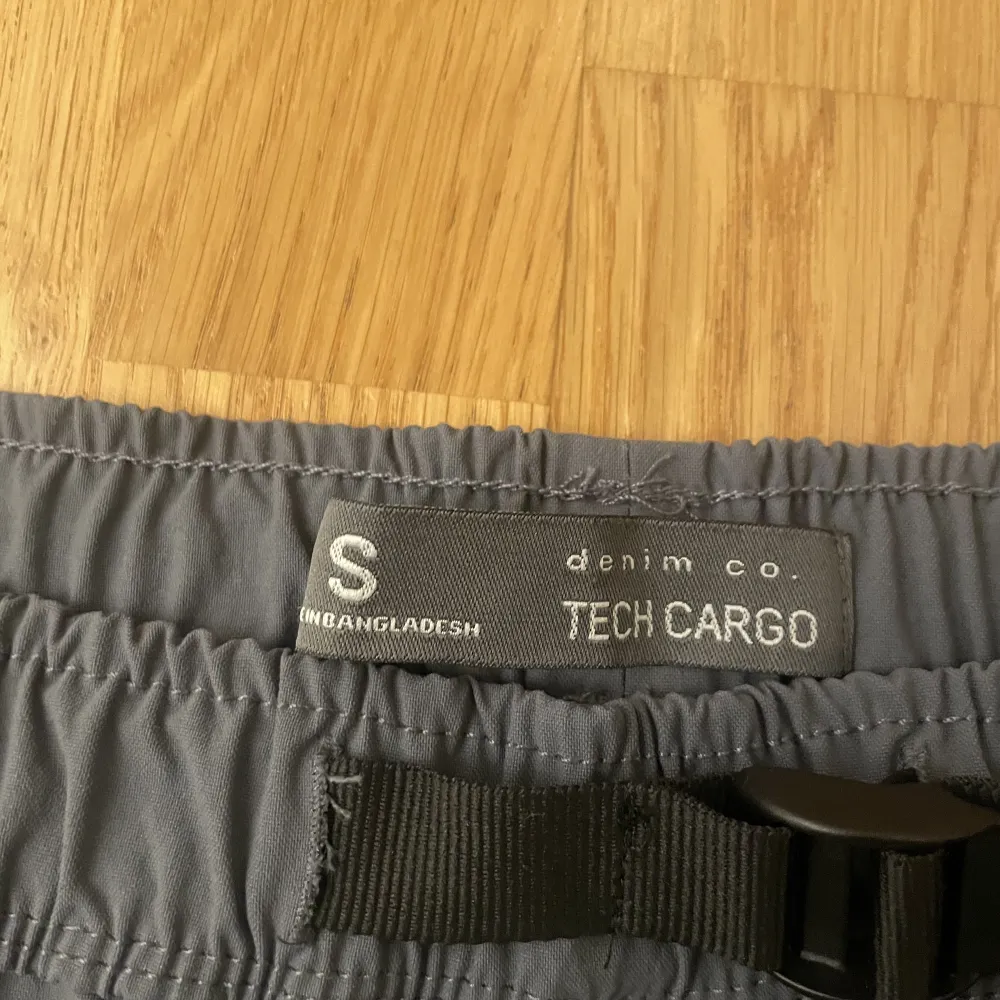 Säljer dessa tech cargo byxor då de aldrig kommit till användning, de är i helt nytt skick! . Jeans & Byxor.