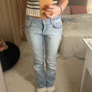 Lågmidjade jeans - Säljer dessa sjukt coola lågmidjade jeans. Perfekt längd på mig som är 170💕