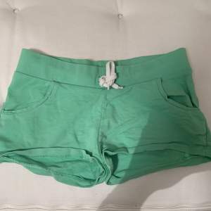 Gröna shorts i storlek S, använd ett fåtal gånger. 