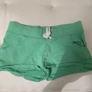 Gröna shorts i storlek S, använd ett fåtal gånger. 