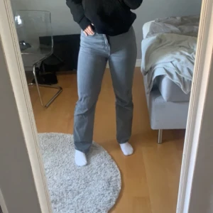 Gråa jeans - Ett par gråa jeans från weekday med bra passform ordinareipris 590