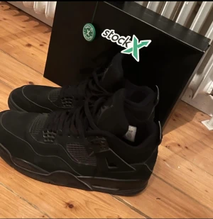 Jordan 4 Black Cat - Säljer billigt för jag samlar till en moped. Använda runt 10 gånger