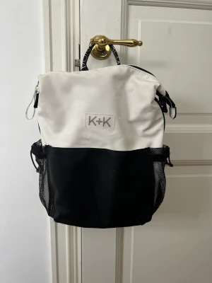 Kendall + Kylie - Liten ryggsäck, vit med detaljer i svart o neon. Fint skick. 