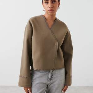 Säljer denna populära slutsålda Blanket Stitch jacket från Gina Tricot i storlek S, endast använd 1 gång🫶🏼
