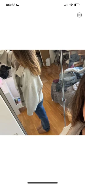 Grå kappa  - Säljer min gråa kapp från NA-KD som jag köpte vinter 2022. Dm för fler bilder ❤️