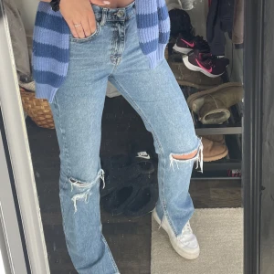 Blåa jeans  - Hejsan! Säljer dessa blåa jeans med hål från Pull and Bear som är superfina 🩵