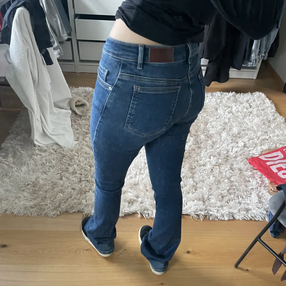 Låg midjade jeans från bikbok, storlek 25/33. jag är 1,60 på bilden! . Jeans & Byxor.