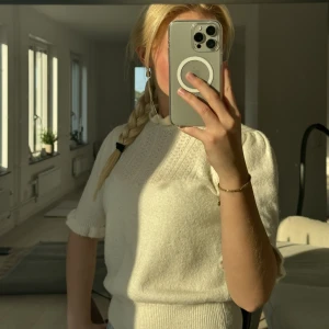 Vit stickad T-shirt - Superfin vit stickad T-shirt. Använd ett fåtal gånger men den är som ny!