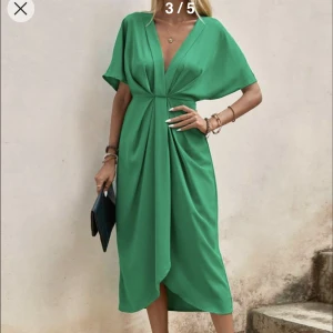grön klänning  - säljer denna i storlek M och L lite lite stor i storlek men annars perfekt.