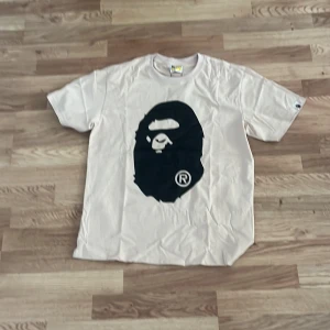 Bape T-shirt  - Bape r3pl1ca T-shirt 400kr  Skit bra kvalitet använd endast en gång