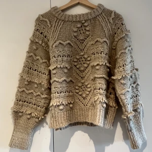 Zara stickad tröja - Stickad tröja från Zara med fint mönster. Storlek L men skulle säga att den är mer S/M. Sparsamt använd.