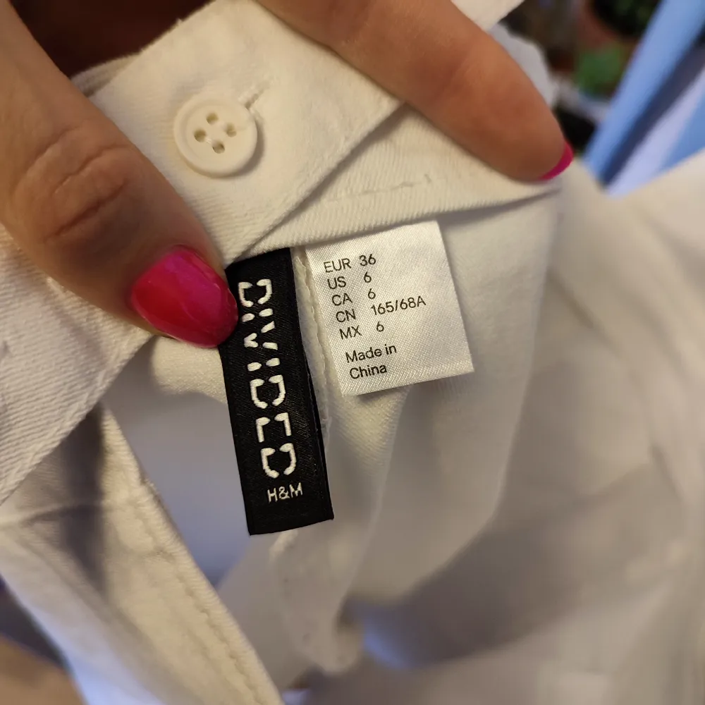 Vita hängselshorts i jeanstyg från H&M, storlek 36, i fint skick ☺️. Shorts.