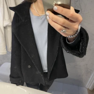 Arket kappa, s - Svart kappa från arket i storlek s, lite nopprig i änden på ärmarna, 900kr