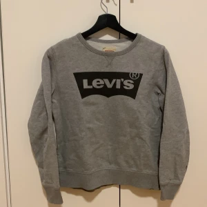Grå Levi’s tröja - Ganska bra skick, en fläck på nedre delen av armen.