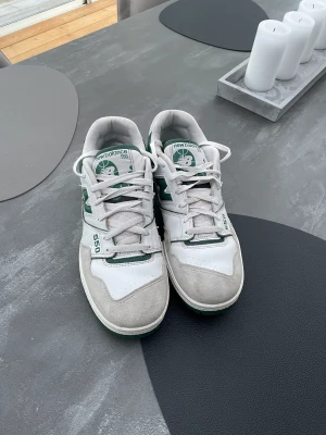 New Balance 550  - Säljer nu mina New Balance 550 green/white då dem inte kommer till användning längre. Är lite smått creasade och det har gått sönder lite i en av hälarna, annars ingen annan synlig skada.  Skick. 7/10 Helt slutsålda överallt  Nypris just nu 3299kr Strl 43
