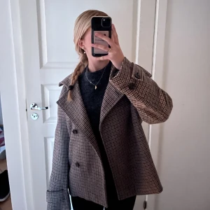 Arket kappa - En kappa från arket som passar perfekt nu till hösten och vintern. Knappt använd därmed i fint skick. I storlek 36 men skulle säga att den passar ner till 32 beroende på önskad passform🍂💗