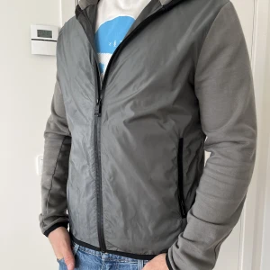 Prada jacka - Säljer min Prada jacka/hoodie. Väldigt bra skick. Nypris 10 000. Storlek M. Den har en liten fläck på högerarmen. 