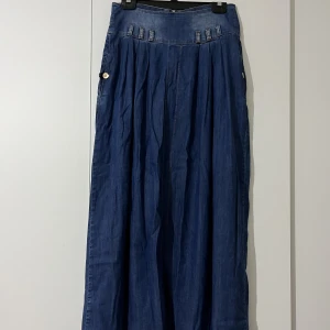 Jeanskjol  - Väldigt vacker sitter fint på kroppen är maxi 