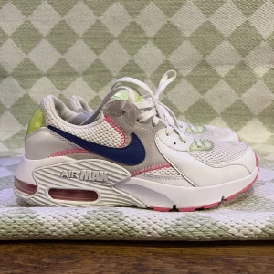 Nike Air Max 90 stl 37 - Nike Air Max 90 stl 37. Använda 2-3 gånger liten grå fläck på det vita framtill men går nog lätt att tvätta eller liknande. Annars som nyskick. 