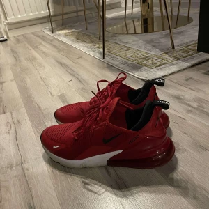NIKE 270 RÖDA - Säljer min pojkväns skor då dom är för små för han. Använda Max 1 månad