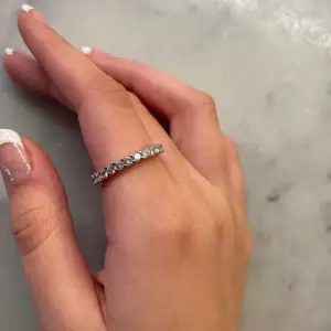 Så söt ring med diamanter. Aldrig använt då den är för stor. Storlek 9 (19mm). Rostfritt stål 💗