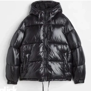 jacka hm  - säljer denna jacka från hm i glansigt material, hade förra vintern super varm och skön! Fint skick! Storlek xs passar även s 