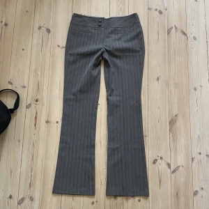 Lågmidjade vidakostymbyxor - Gråa lågmidjade kostymbyxor, storlek 38