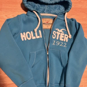 Tjocktröja - Fin tjocktröja med dragkedja💗 från hollister i storlek S. Den har fluff i luvan💗