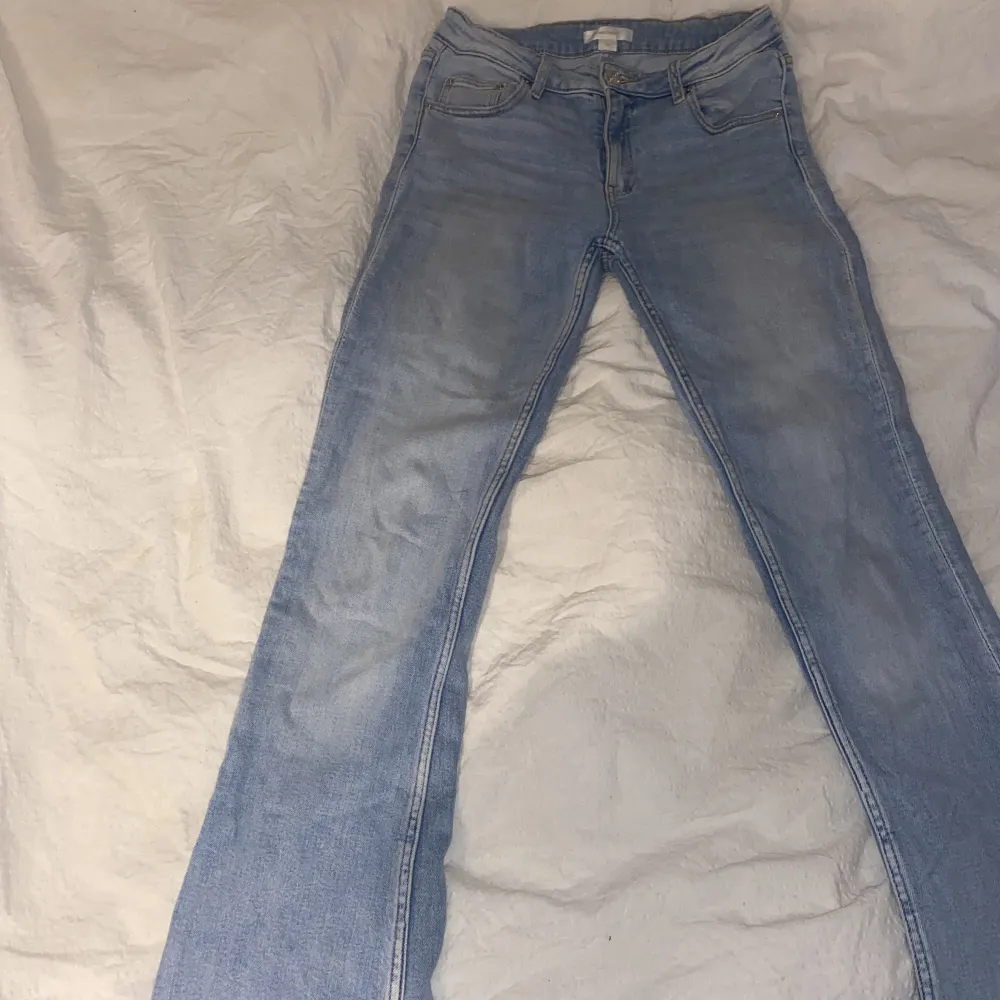 Säljer nu mina bootcut jeans i färgen ljusblå. Säljer de pga har ett par liknande. De är i storlek 158 men är som XS/S. Använda 2-3 gågner!🫶🏻🌸. Jeans & Byxor.