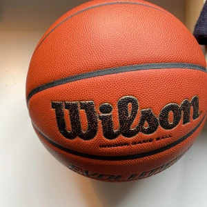 Wilson Evo Basketboll - Mycket fint skick knappast använd bara inomhus!