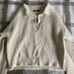 Stickad tröja - Fin stickad tröja från Gina Tricot Storlek XS men stor i storlek Använts enstaka gånger